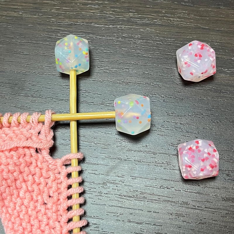spansee Hexagon Knitting Needle Holders - 4 Pcs, Size 3-13 (3.25mm-9mm), End Caps, Stitch Stoppers, Point Protectors - Image 2